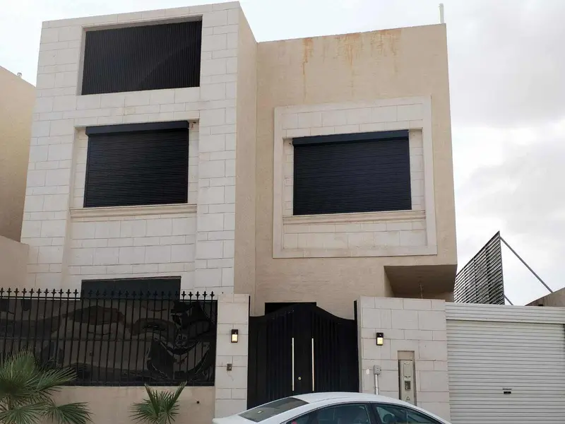 شتر نوافذ ألمنيوم مركّب على واجهة فيلا في جدة